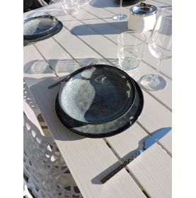 Table dressée avec de la vaisselle en melamine d’apparence grès