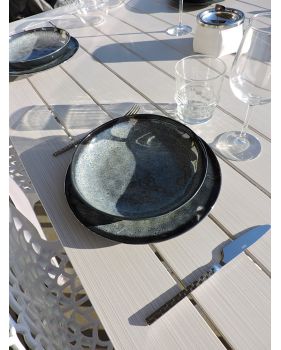Table dressée avec de la vaisselle en melamine d’apparence grès